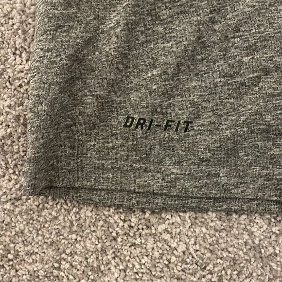 NIKE Dri-Fit shirt.
🚭👕 - Picture 4 of 5